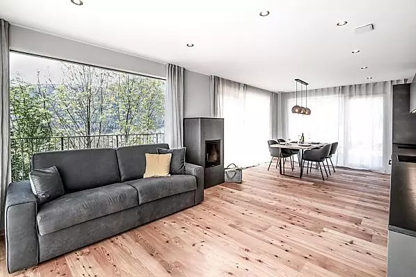 Wohnzimmer mit gemütlichem Holzofen