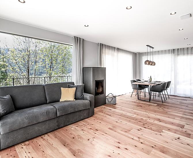 Wohnzimmer mit gemütlichem Holzofen