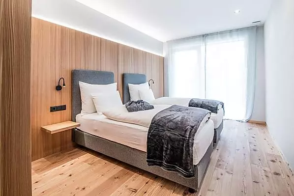Schlafzimmer mit bequemen Betten und Leinen-Bettwäsche