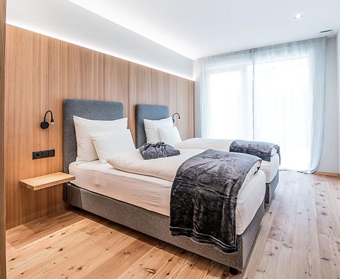 Schlafzimmer mit bequemen Betten und Leinen-Bettwäsche