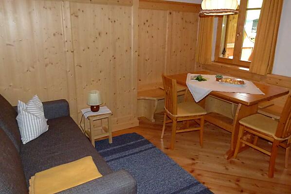 Wohnraum mit Essecke und Sofa