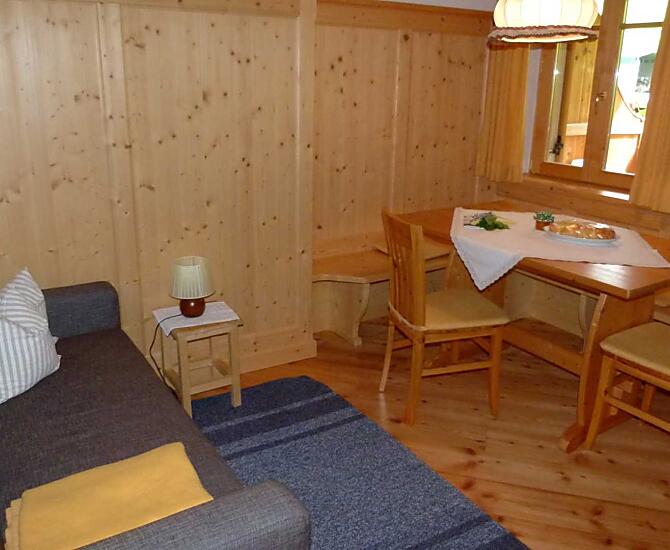 Wohnraum mit Essecke und Sofa