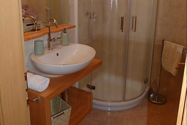 Badezimmer mit Dusche, WC und Bidet