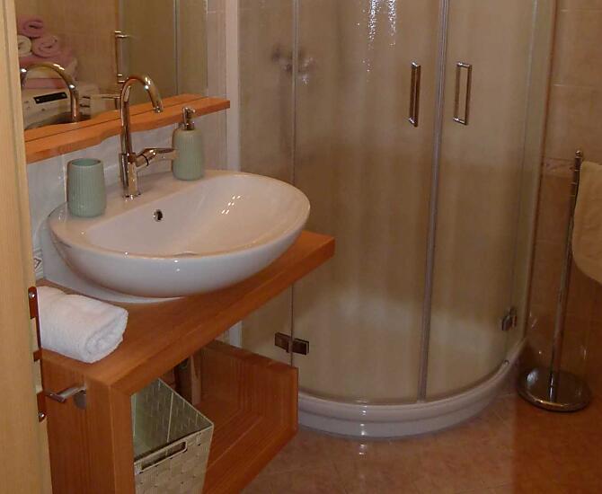 Badezimmer mit Dusche, WC und Bidet