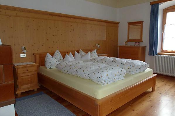 Schlafzimmer mit drei Betten