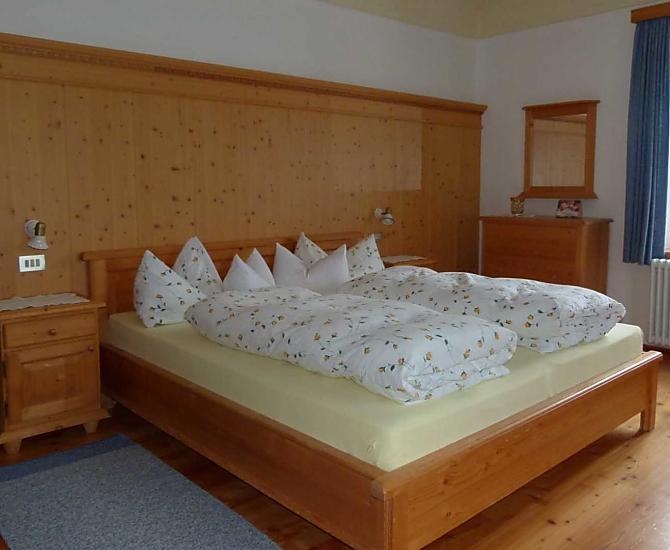 Schlafzimmer mit drei Betten