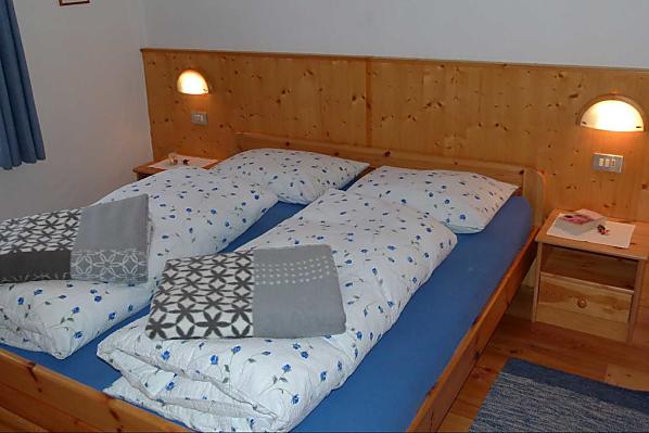 Schlafzimmer mit zwei Betten