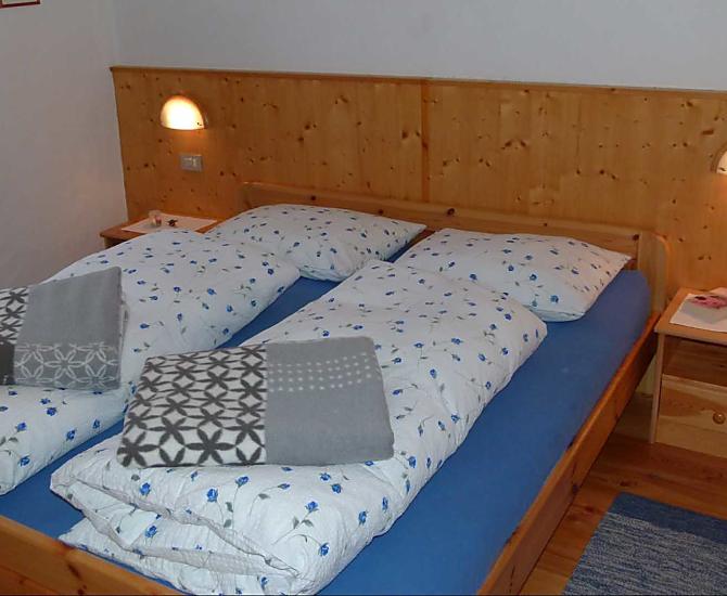Schlafzimmer mit zwei Betten