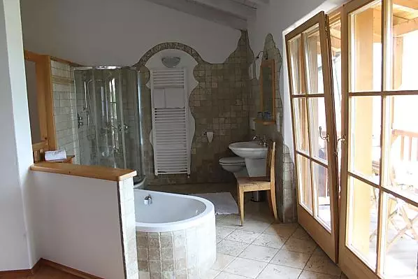 Offenes Badezimmer mit Badewanne und Panoramablick