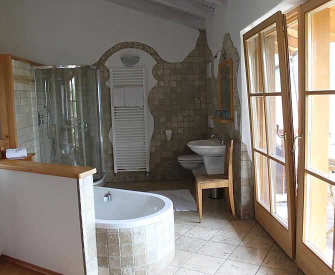 Offenes Badezimmer mit Badewanne und Panoramablick