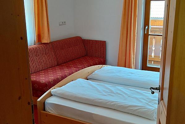 Doppelbettzimmer mit Schlafcouch und Balkon