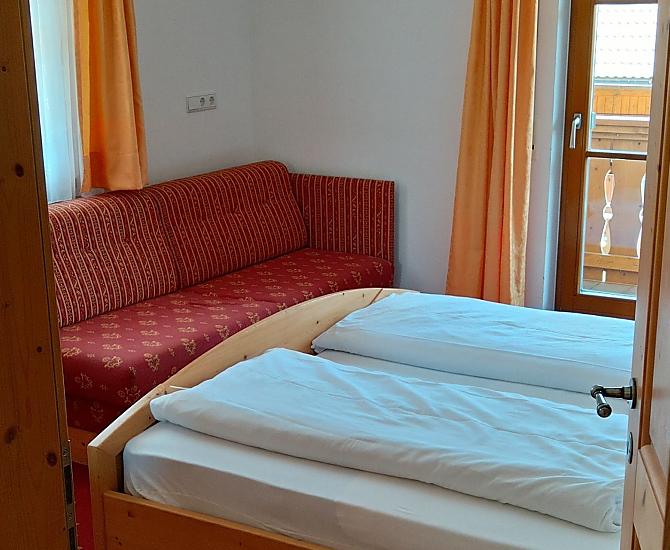 Doppelbettzimmer mit Schlafcouch und Balkon