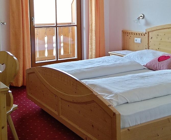 Doppelbettzimmer mit Balkon