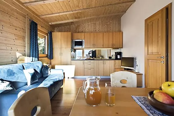 Helle Wohnküche aus Massivholz