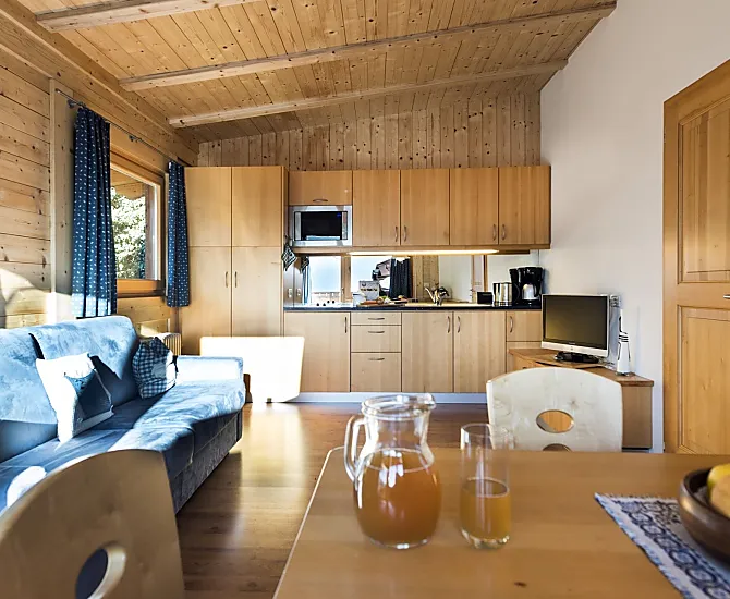 Helle Wohnküche aus Massivholz
