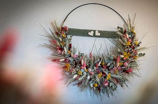 I nostri appartamenti vacanze sono decorati con corone di fiori secchi fatti a mano.