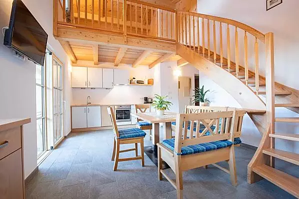 Wohnraum mit Treppe zur Empore.