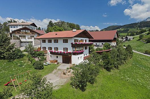 Il Mesnerhof in estate con parco giochi e prato per prendere il sole