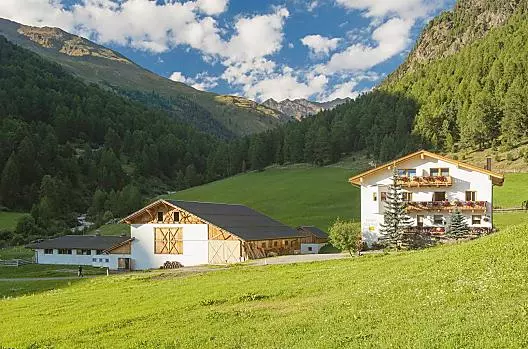 Il maso biologico si trova a 1.824 m di altitudine, immerso tra le maestose montagne della soleggiata Val di Mazia.
