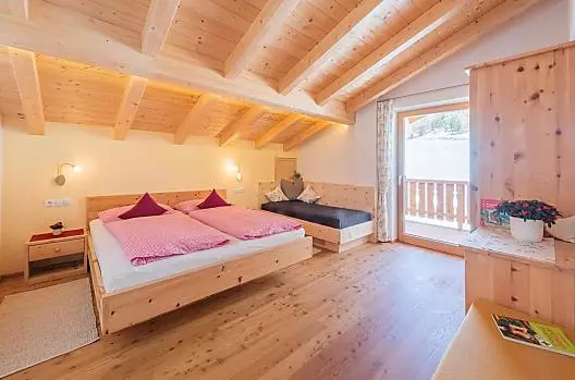 Camere accoglienti in legno di cirmolo