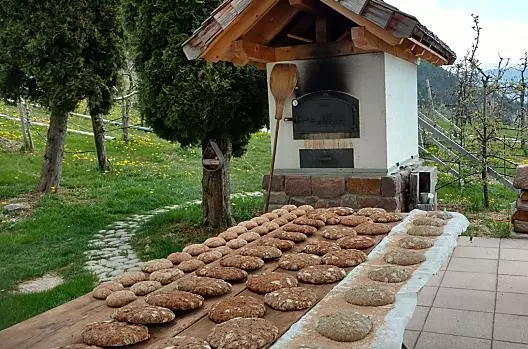 La cottura del pane all'Haflingerhof
