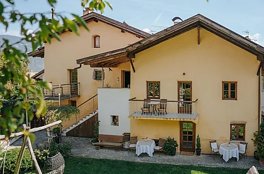 La tenuta storica del XIV secolo con giardino e prato per il relax.