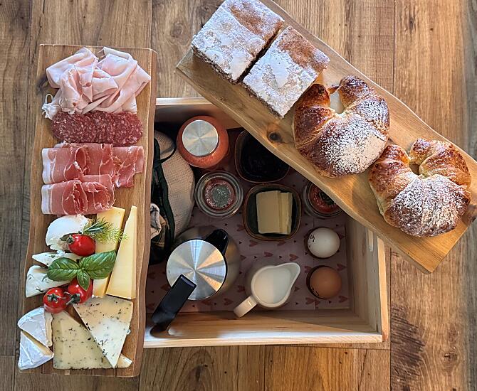 Il cestino della colazione è preparato con cura e passione dalla contadina Tanya.