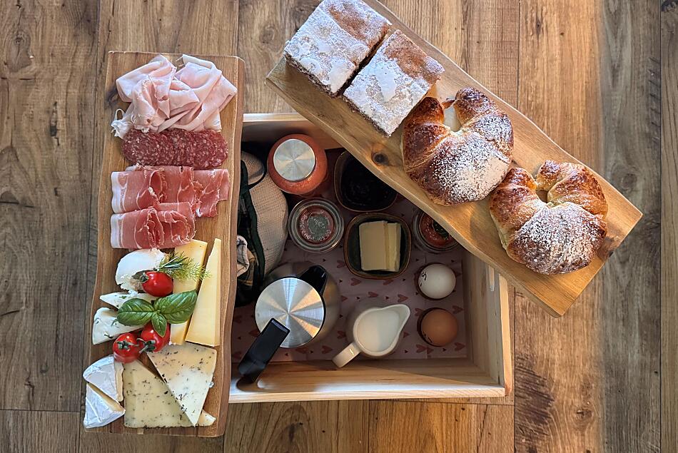 Il cestino della colazione è preparato con cura e passione dalla contadina Tanya.