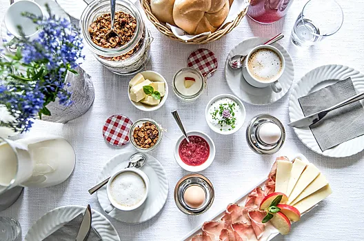 Colazione preparata con cura, con prodotti del maso e specialità regionali, per iniziare la giornata nel modo migliore.