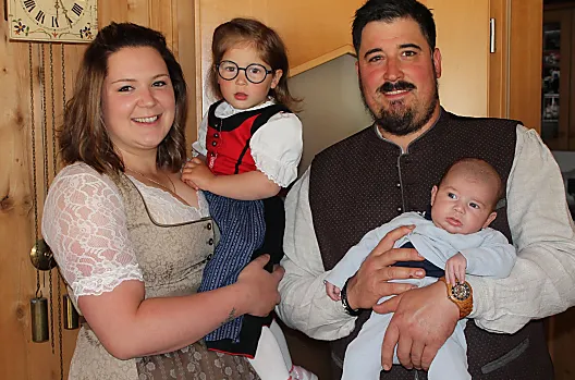 La famiglia Pörnbacher: Hubert, il contadino anziano con la moglie Maria Theresia, il giovane contadino e loro figlio Thomas e la figlia Manuela con la figlia Sophia.