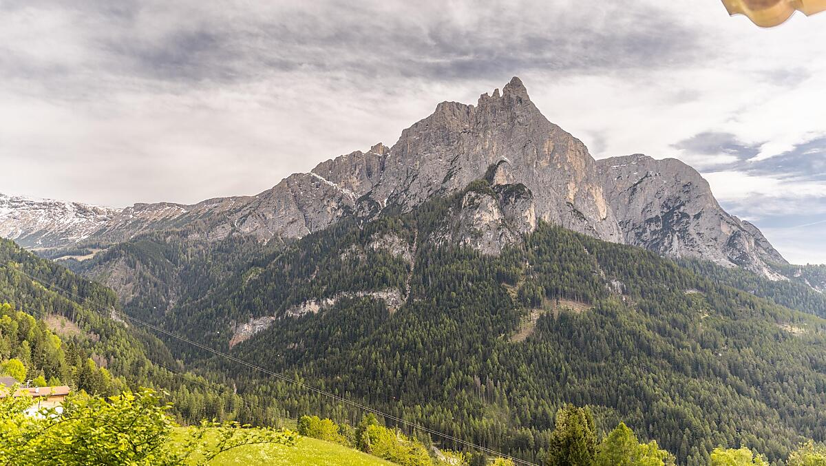 Vista sul maestoso Sciliar, con la Punta Santner in primo piano