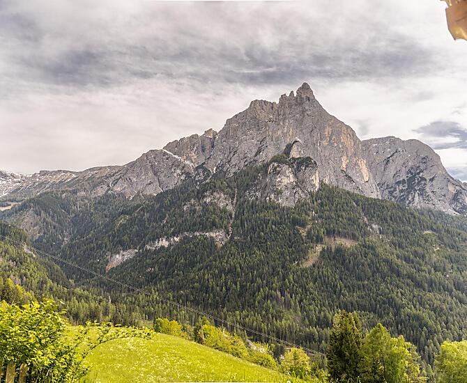 Vista sul maestoso Sciliar, con la Punta Santner in primo piano
