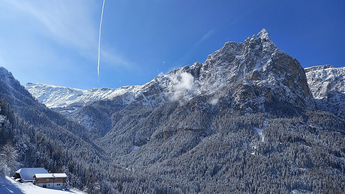 Una splendida giornata invernale inizia con una vista magnifica