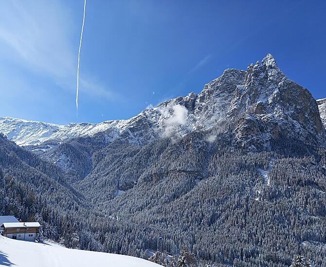 Una splendida giornata invernale inizia con una vista magnifica