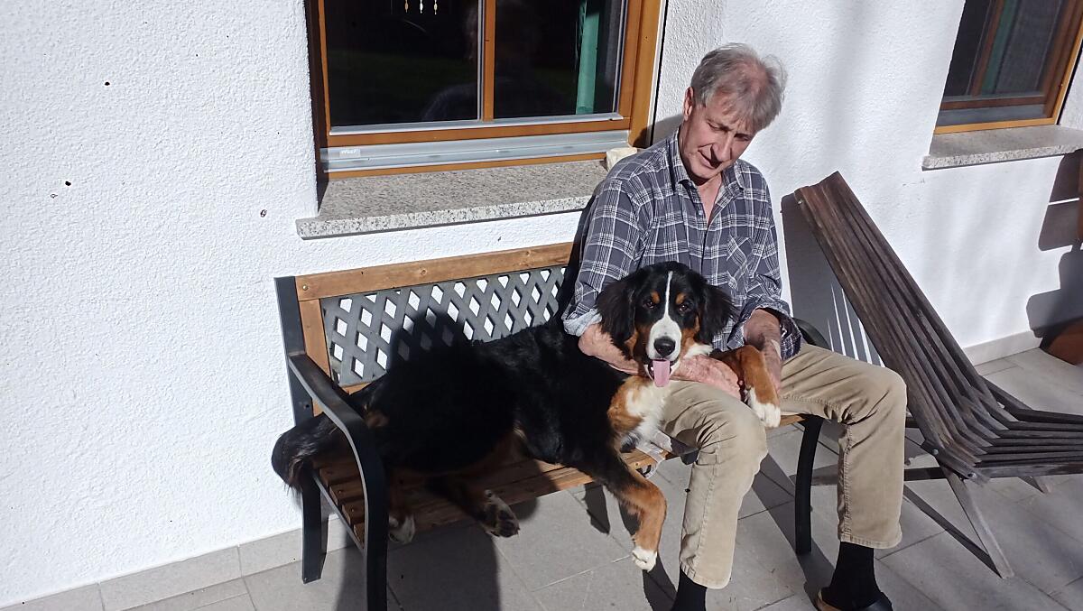 Il contadino senior Josef con la nostra cagnolina Maya
