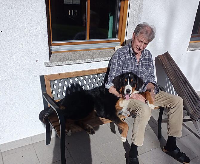 Il contadino senior Josef con la nostra cagnolina Maya