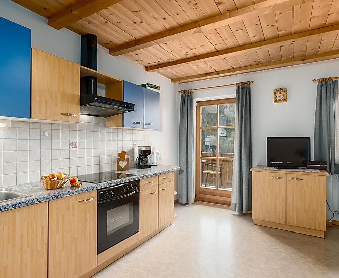 Wohnküche mit Zugang zum Balkon