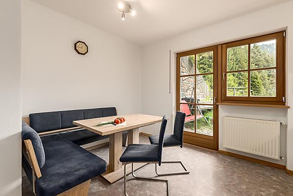Esstisch mit Eckbank und Zugang zur Terrasse