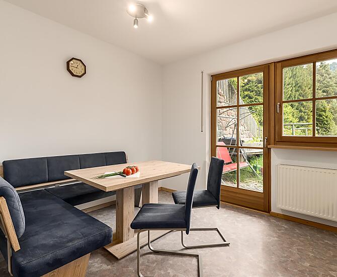 Esstisch mit Eckbank und Zugang zur Terrasse