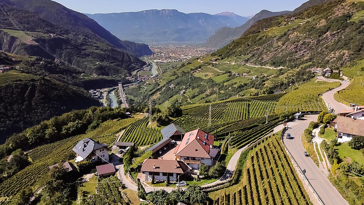 Il maso in autunno, con Bolzano sullo sfondo.