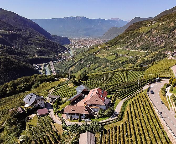 Il maso in autunno, con Bolzano sullo sfondo.