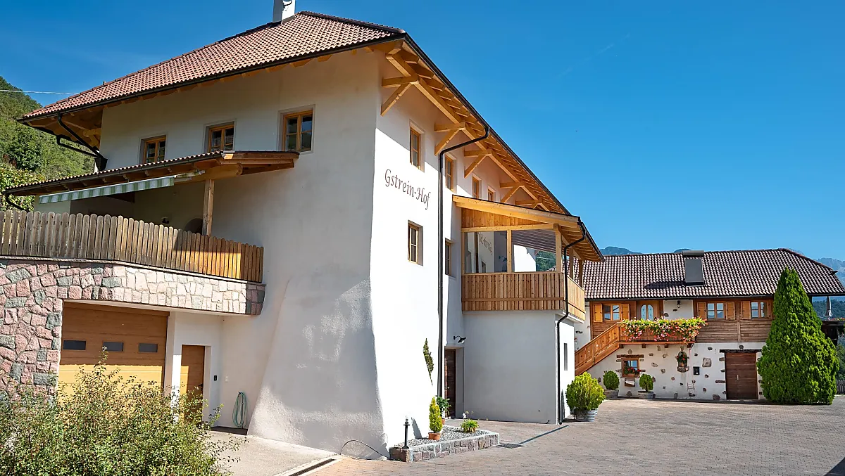 Casa principale ed ex stalla delle mucche, dove oggi si trova l’appartamento vacanze Traube.