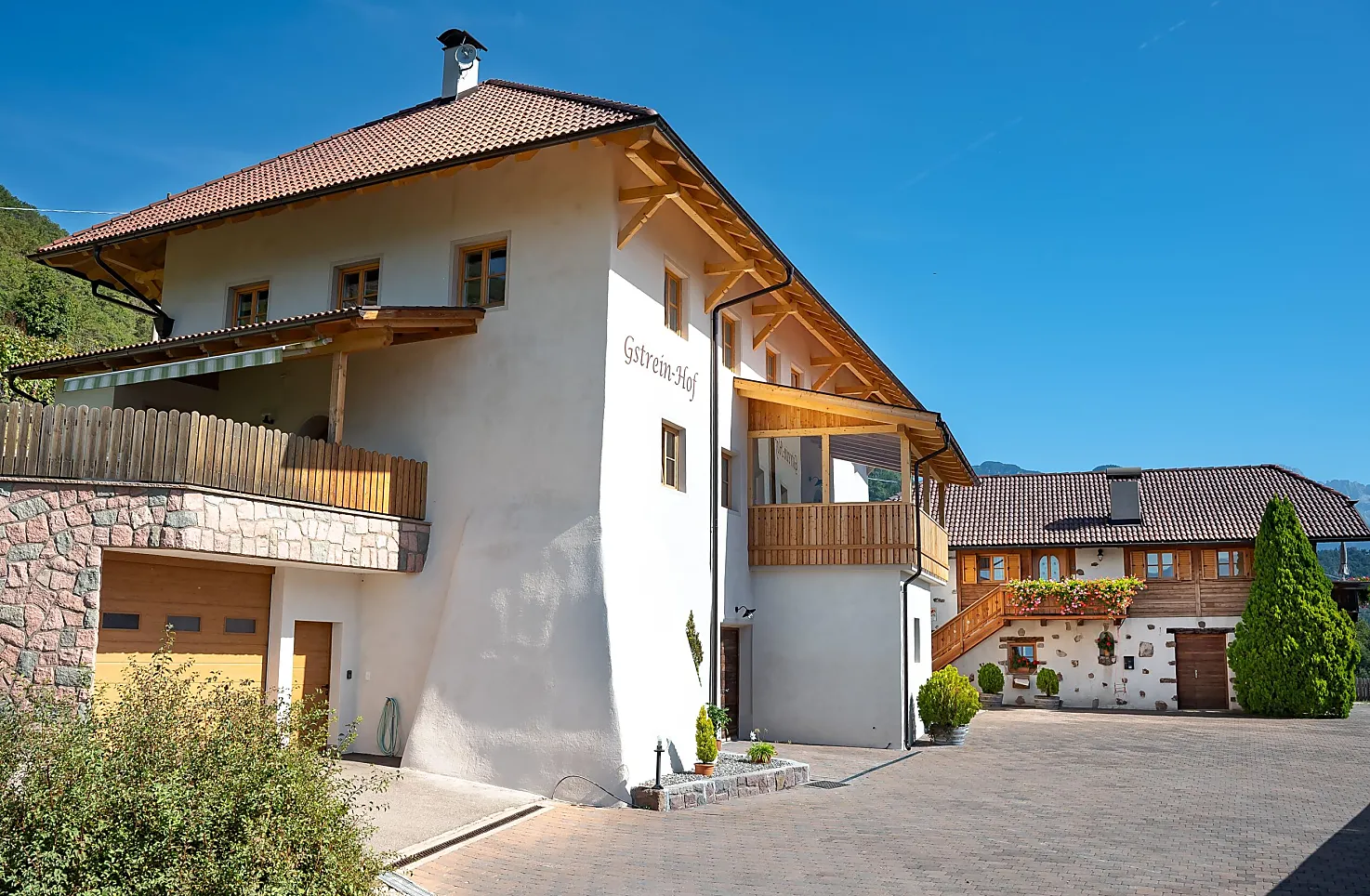 Casa principale ed ex stalla delle mucche, dove oggi si trova l’appartamento vacanze Traube.