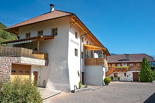 Casa principale ed ex stalla delle mucche, dove oggi si trova l’appartamento vacanze Traube.