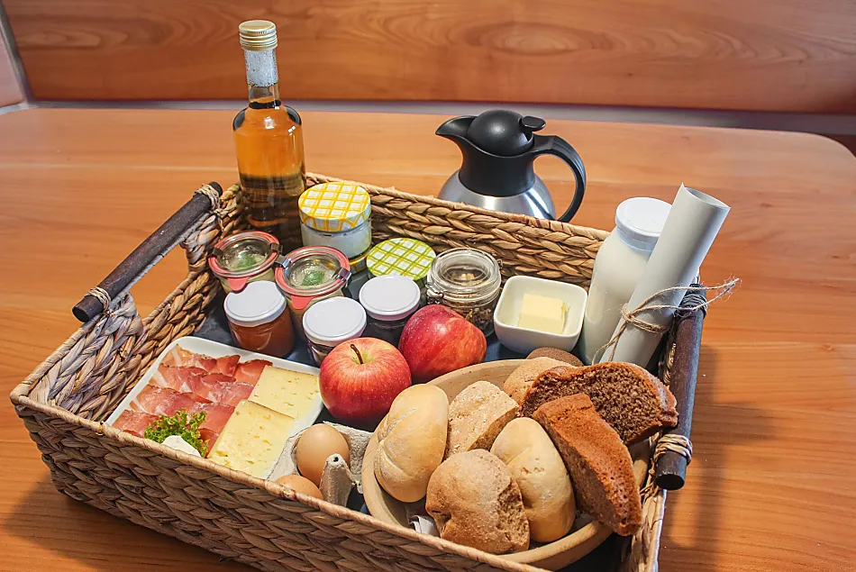 Il nostro cestino della colazione – ricco di prodotti fatti in casa, del maso e regionali.