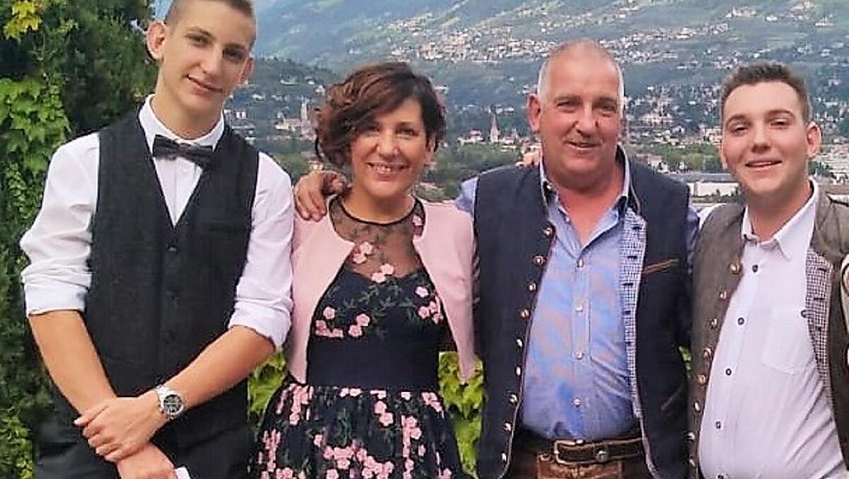 Siamo felici di potervi accogliere al nostro maso. Margit e Toni con Florian e Lukas