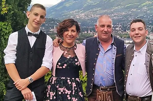 Siamo felici di potervi accogliere al nostro maso. Margit e Toni con Florian e Lukas