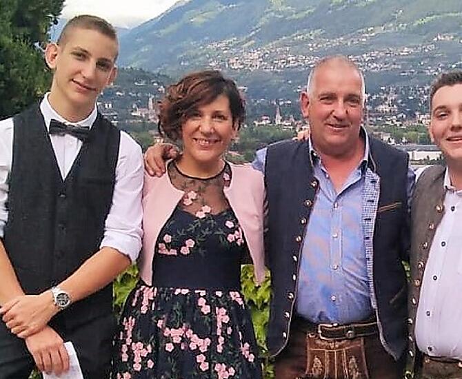 Siamo felici di potervi accogliere al nostro maso. Margit e Toni con Florian e Lukas