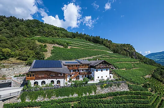 Maso frutticolo e vinicolo immerso nei vigneti della bassa Valle Isarco. Punto di partenza ideale per escursioni tra montagne e città.