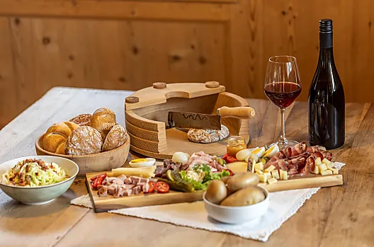 Godetevi una tipica merenda altoatesina, preparata con amore dalla contadina Simone, con prodotti del maso e del territorio.